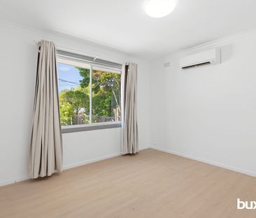 Fully Renovated bright, spacious family home with comfortable living - Photo 3