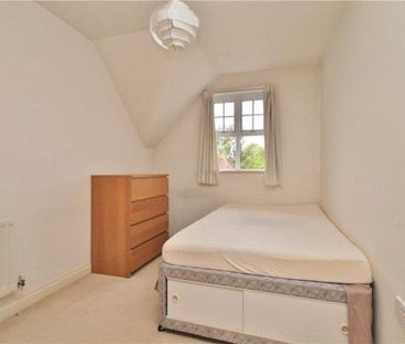 Claremont Avenue, Woking - 2 bedrooms Property for lettings - Seymours - Photo 4