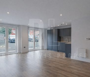 Stunning 3-Bedroom, 2-Bathroom Contemporary Apartment – N12 7DN - Photo 2