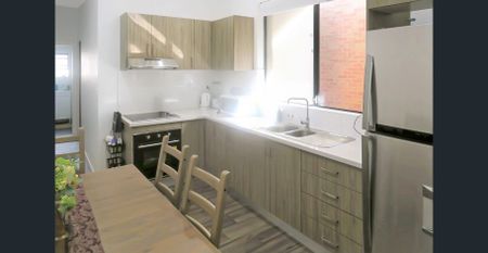 Modern Residence In Convenient Location - Photo 4