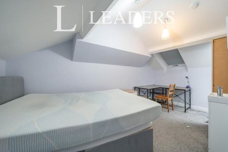 1 bedroom in a house share to rent - Photo 2