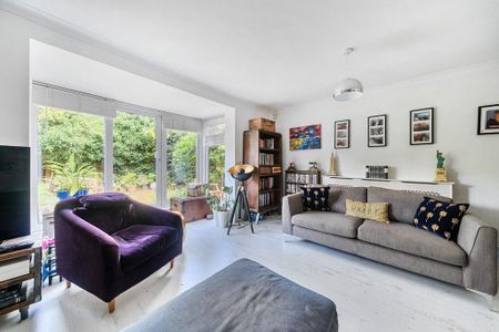 4 bedroom detached house to rent - Photo 2