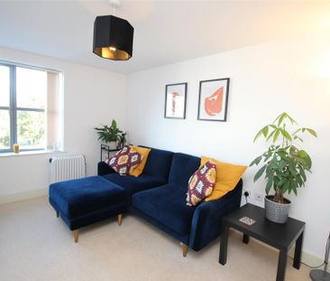 2 bedroom flat to rent - Photo 2
