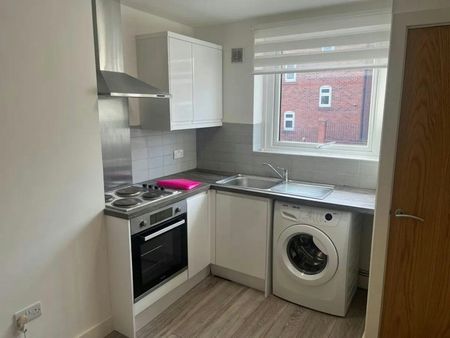 Flat to rent on - Photo 2