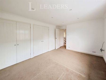 4 bedroom house to rent Ringwood Close, RH10 - Photo 5