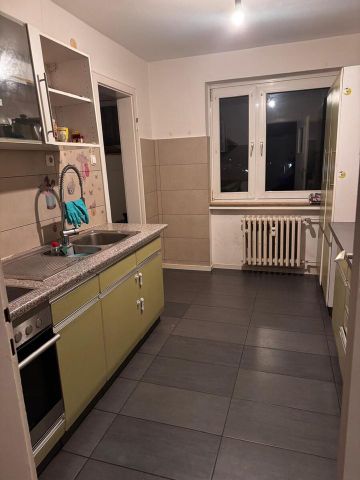 Ab dem 01.01.2025 bieten wir eine geräumige und helle 3-Zimmer-Wohnung im 3. OG in Minden an. Die Wohnung verfügt über drei gut geschnittene Zimmer, ein modernes Bad mit Dusche, ein separates WC... - Photo 3