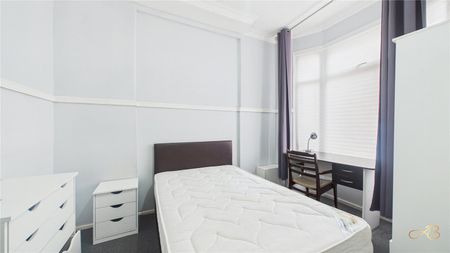 4 Bedroom Terraced - Photo 4