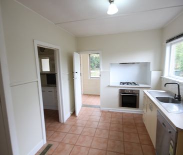 4 BR refurnished home, gas central heating, short walk to CBD, bus ... - Photo 3
