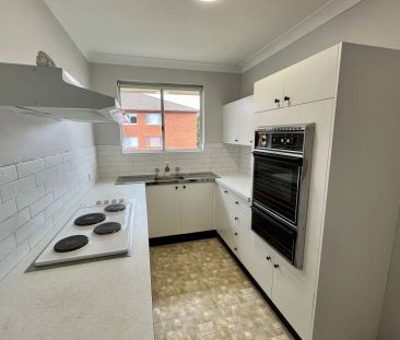 Spacious & Sunlit 2-bedroom unit with lockup garage - Photo 5