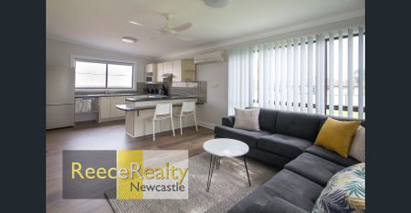 Room Available in a Modern House For Young Professionals - Photo 3