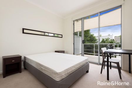 Spacious Modern Apartment in Prime Position - Photo 2