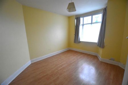 3 bedroom semi-detached bungalow to rent - Photo 3