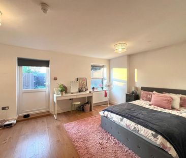 Forest Drive East, Leytonstone, London - Photo 6