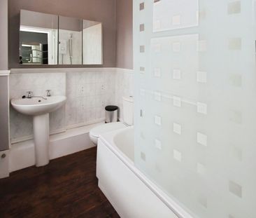 Flat to rent on - Photo 2