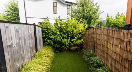 Modern Townhouse - Photo 2