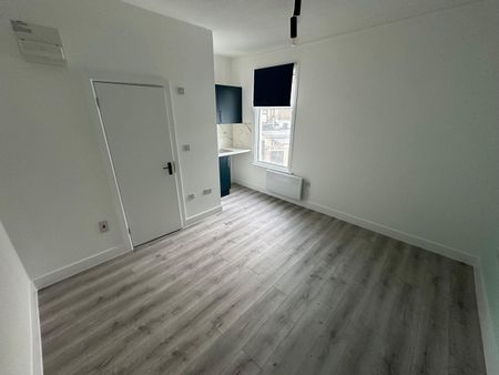 Studio Flat, Central Park Road, E6 - Photo 5