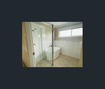 Impressive Townhouse - Photo 3