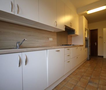 Ruime woning met 3 slaapkamers en tuin midden in het centrum - Photo 1