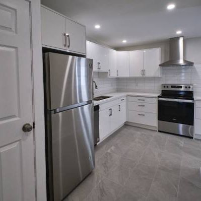 Amazing Yonge & Eglinton- Newly Renovated Large 2 bed. Duplex House - Photo 4