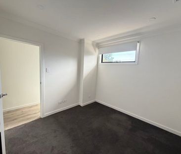 Modern 3-Bedroom Townhouse with Balcony, Ensuite & Double Parking - Photo 4