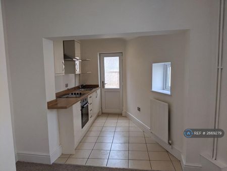 2 bedroom end of terrace house to rent - Photo 4