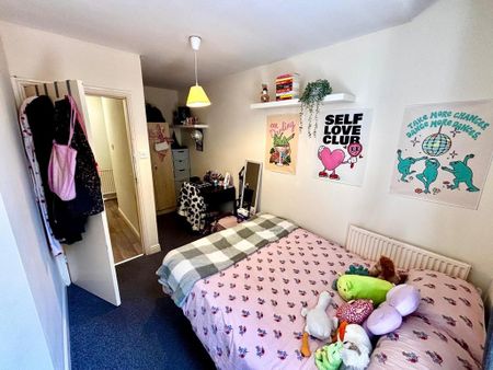 3 bedroom flat to rent - Photo 2