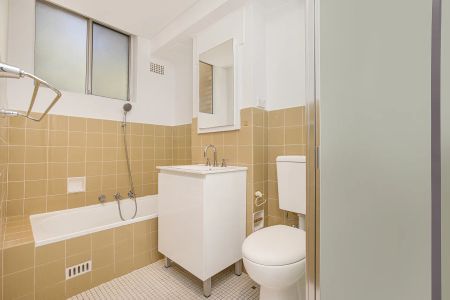 Conveniently located two bedroom apartment with parking - Photo 5