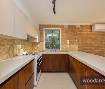 “Stylishly Updated Top-Floor Apartment in the Heart of Kew” - Photo 3