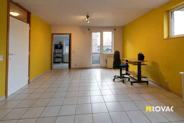 Ruim duplex appartement (+/- 106 m²) op de 1ste verdieping met terras in centrum van Izegem - Photo 1