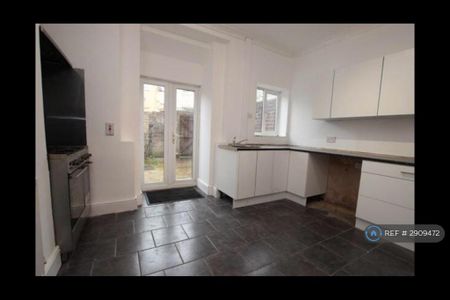 2 bedroom terraced house to rent - Photo 2