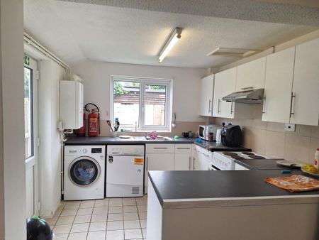 1 bedroom in a house share to rent - Photo 4