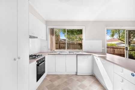 LEAFY HOME WITH LOADS OF NATURAL LIGHT - Photo 3