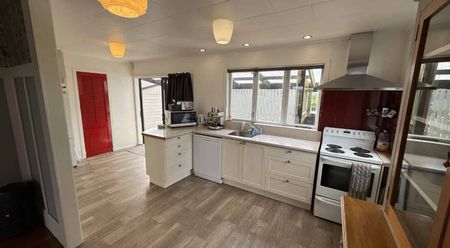 1930's bungalow with cozy retro feel - Photo 3