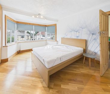 Sandringham Gardens, N12 0NY, London - Photo 5