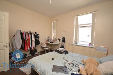 4 bed Mid Terraced House for Rent - Photo 2