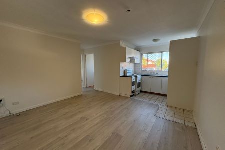 Freshly Painted 2 bedroom ground unit - Photo 5