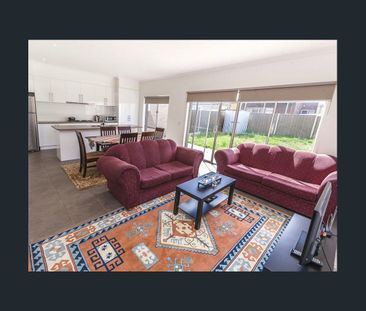 SPACIOUS 3-BEDROOM TOWNHOUSE IN PERFECT LOCATION - Photo 6