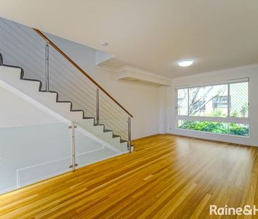 Modern Comfort Meets Urban Convenience - Kensington Townhouse - Photo 2