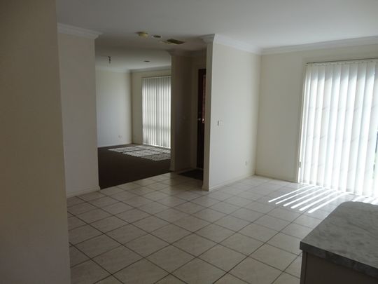 Ideally situated 3 bedroom Townhouse! Walk to Pascoe Vale Railway Station - Photo 1