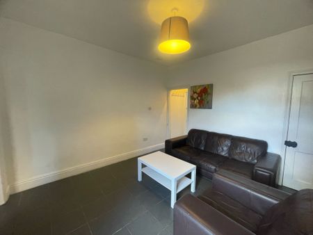 Experience the charm of this well-maintained, furnished mid-terraced house in Farm Street, Derby. With four double bedrooms and two bathrooms, this property is perfect for 4 professional sharers or families. Don't miss out on this exceptional opportunity in a prime Derby location. - Photo 2