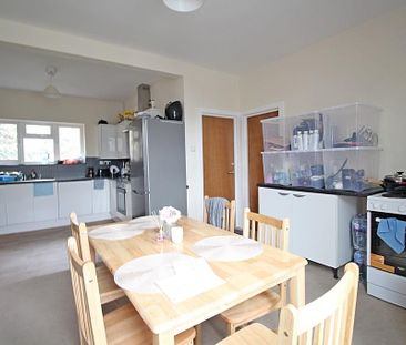 1 bedroom in a flat share to rent - Photo 2