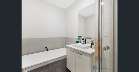 Stylish 3-Bedroom Townhouse in Thornhill Park - Photo 2