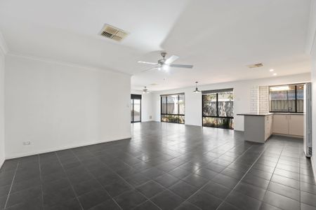 Lovely 4 x 2 in Baldivis - Photo 4