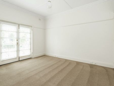 BEAUTIFULLY PRESENTED SPACIOUS GROUND FLOOR APARTMENT - Photo 4