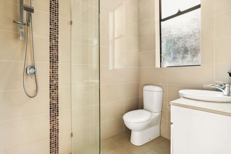 Sleek & Convenient Apartment with an Iconic Address - Photo 3