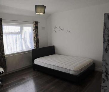 First Floor Flat, Staines Road, TW14 - Photo 2