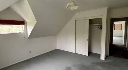 Spacious 5-Bedroom Family Friendly Home! - Photo 4