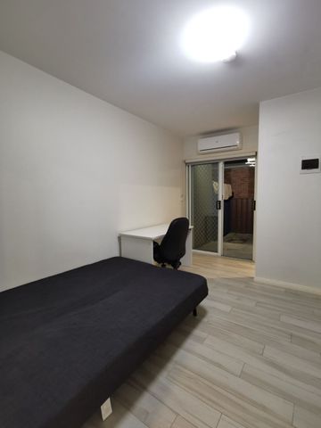 Ground Floor Studio Apartment with Courtyard - Photo 2