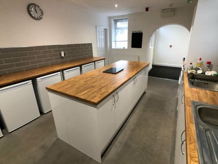 1 bedroom in a house share to rent - Photo 3
