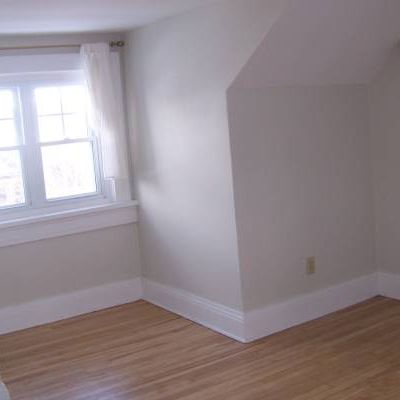 BRIGHT SPACIOUS ONE BEDROOM - Photo 4